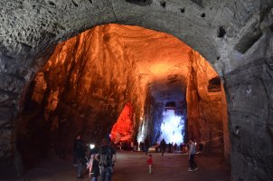 Allée de grotte illuminée en orange.
