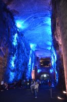 Allée de grotte illuminée en bleu.