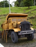 Camion de chantier jaune.