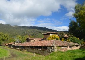 Maison dans la campagne avec un toit bas.