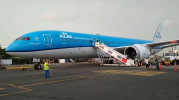 Avion KLM sur la piste d'embarquement.