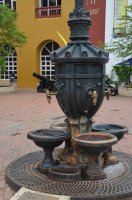 Fontaine à eau au milieu d'une place.
