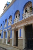 Façade bleue d'une maison.