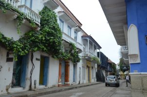 Ruelle bordée de maisons avec balcons.