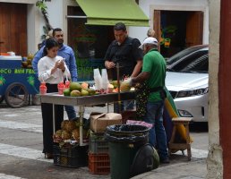 Marchand ambulant proposant des jus de fruits frais.