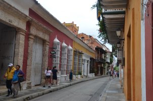 Ruelle bordée de maisons.