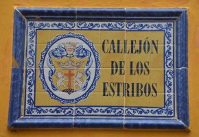 Plaque de rue inscrite sur des carreaux.