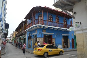 Maison bleue au coin de rues.