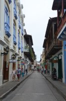 Ruelle bordée de maisons.