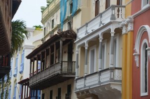 Balcons de maisons.