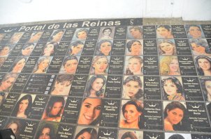 Photos de personnes sur le trottoir.
