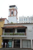 Façade de maison avec balcon.