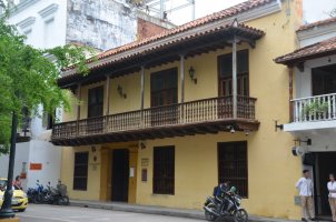 Façade de maison avec balcon.