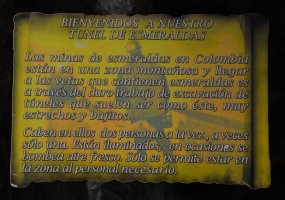 Inscription présentant le tunnel d'émeraude.