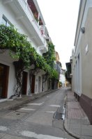 Ruelle bordée de balcons.