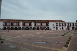 Plaza de la Aduana Place piétonne bordée d'une arche.