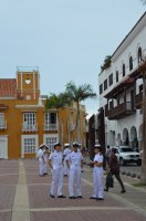 Personnes en uniforme sur la place.