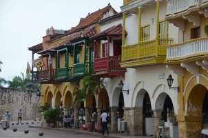 Façades de maisons avec balcons.