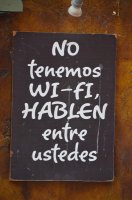 Inscription sur une plaque en ardoise.