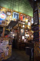 L'intérieur d'un bar montrant les tableaux affichés.