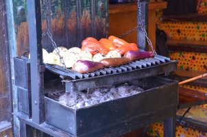 Légumes en train de cuire sur la braise.