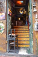 Entrée d'un bar.