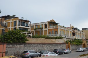 Maisons avec balcons.