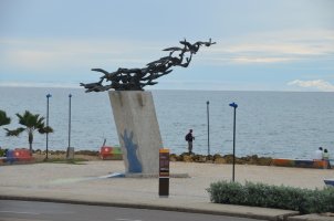 Sculpture en bord de mer.