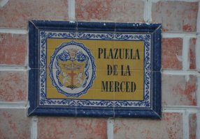 Plaque de le rue "Plazuela de la Merced" en carreaux de porcelaine.