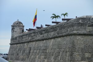 Canons sortant sur le contrefort avec le drapeau colombien.