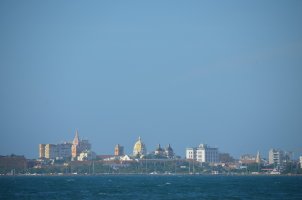 Aperçu de la ville depuis un bateau.