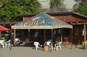 Petit chapiteau devant un restaurant sur la plage.