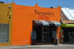 Façade orange du restaurant "D'Barajas".