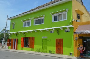 Maison avec sa façade verte claire.