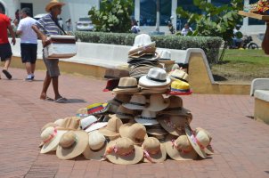 Chapeaux posés l'un sur l'autre et étalés sur le sol.