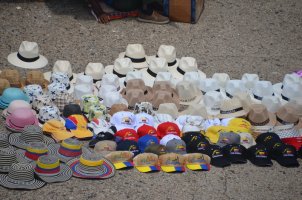 Chapeaux et casquettes étalés sur le sol.