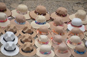 Chapeaux étalés sur le sol.