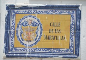 Plaque de rue faite sur des carreaux de faïence.