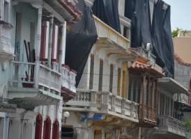 Balcons sur le devant de maisons.