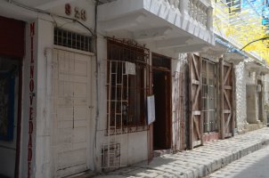 Entrée d'une maison dans une veille rue.