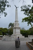 Colonne sur une place.