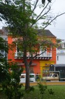 Maison avec la façade orange.