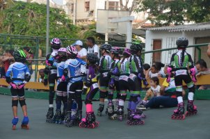 Joueurs et joueuses de roller.