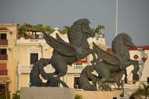 2 statues représentant des chevaux avec des ailes.