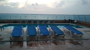 Piscine de l'hôtel avec ses transats.