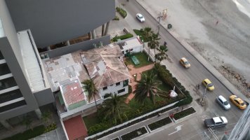 Vue d'en haut d'une petite maison enclavée avec son jardin.