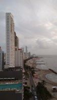 Gratte-ciels le long de la côte. En contre-bas, la plage.