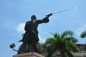 Statue de San Felipe sur son socle.