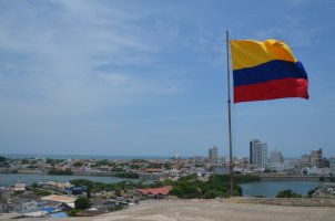 Vue sur la ville du haut du château. Au 1er plan, le drapeau colombien.