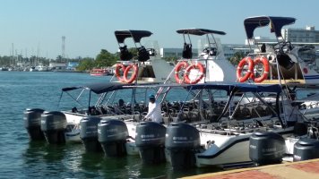 Bateaux sui permettent de transporter les personnes jusqu'à l'ile du pirate.